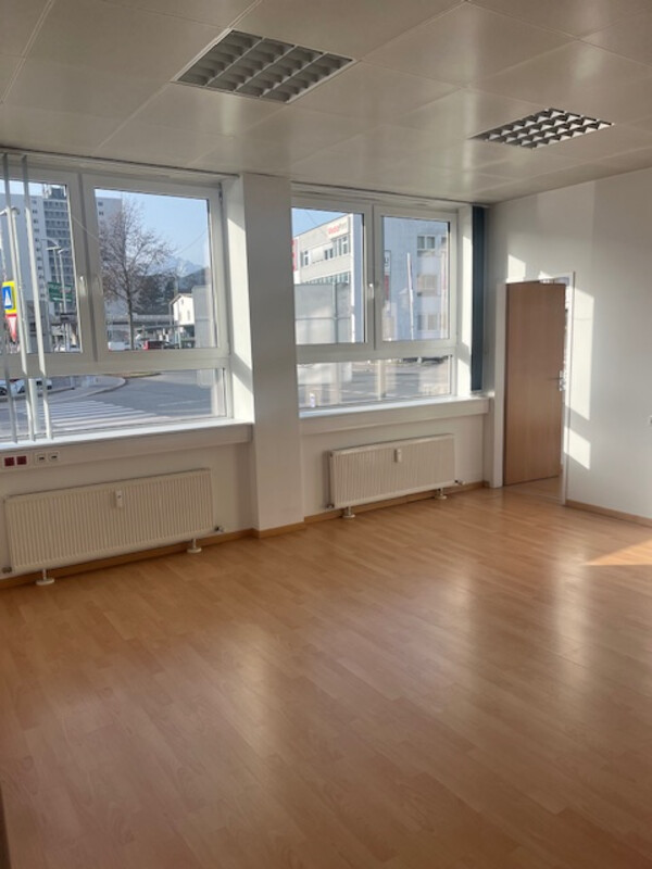 Helles Geschäftslokal/Büro mit großer Lagerfläche