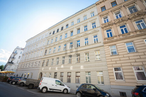 HOCHWERTIGER ALTBAU IN ZENTRALER LAGE - ERSTBEZUG NACH SANIERUNG