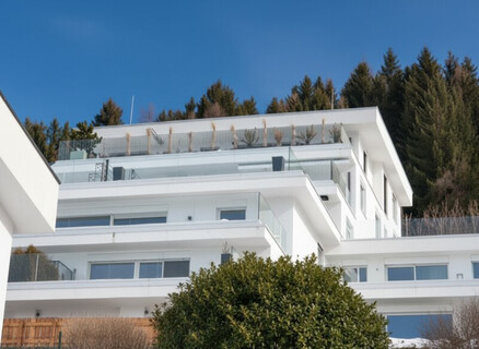 Neuwertige moderne 3 Zimmer-Wohnung mit Aussichtsterasse  und Tiefgaragenabstellplatz mit Wallbox.