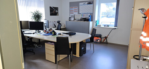 Landeck-Bruggen: ATTRAKTIVE GESCHÄFTSRÄUME für Gewerbe, Arzt-/Therapieeinrichtungen etc. zu vermieten (205 m²) u. 15 Parkplätzen 