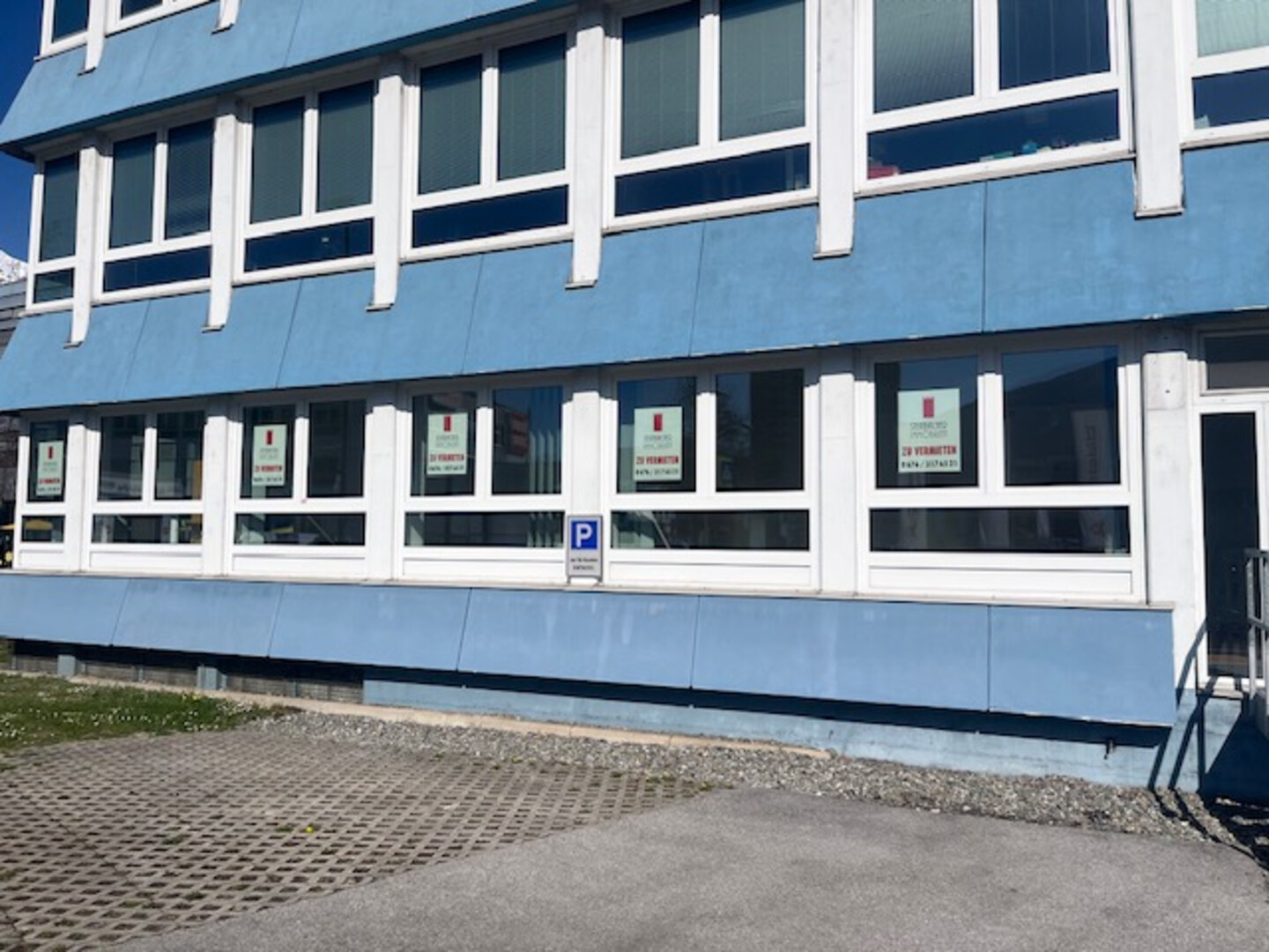 Helles Geschäftslokal/Büro mit großer Lagerfläche