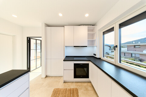 I SONNIGE, GENERALSANIERTE 4-ZIMMER-WOHNUNG INKL. AUTOABSTELLPLÄTZE I