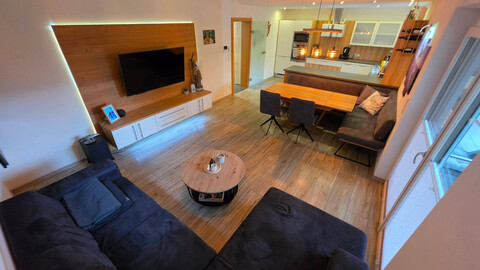 Moderne Gartenwohnung mit schön gelegenem Eigengarten, großer Terrasse & 2 Carports!