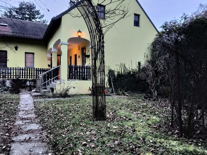 CHARMANTES EINFAMILIENHAUS MIT NEBENGEBÄUDEN, GARAGE & GARTEN IN GUT GEPFLEGTEM ZUSTAND