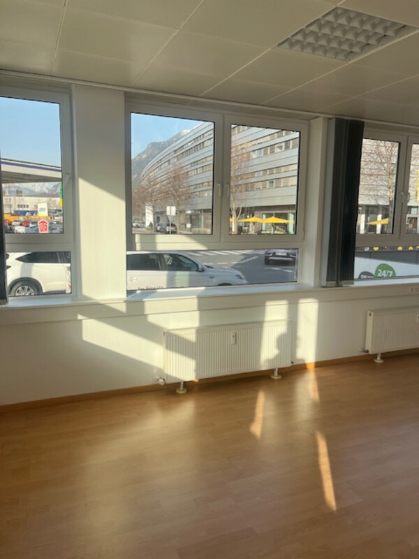 Helles Geschäftslokal/Büro mit großer Lagerfläche