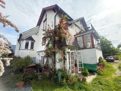 Renovierungsbedürftiger Wohntraum in stilvoller Villa