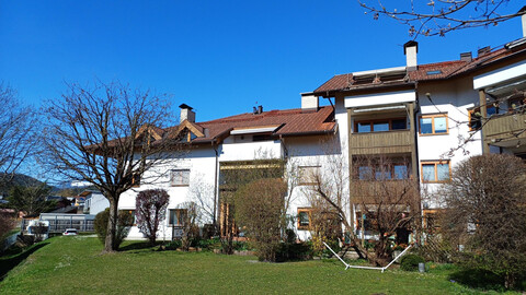 3 Zimmer Dachgeschoss Wohnung mit 2 großen Garagen Stellplätzen