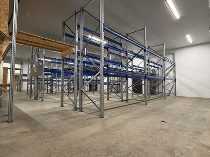 Wattens: große Lagerfläche mit kl. Büro, Werkstatt/Verpackungsbereich und LKW-Ladeterminal