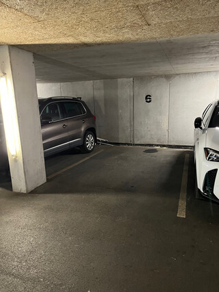 Zentraler Tiefgaragenparkplatz mit breiter Einfahrt