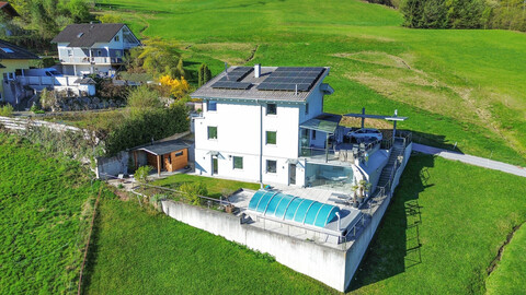 DESIGN TRIFFT NATUR – EXKLUSIVES EINFAMILIENHAUS MIT POOL UND WEITBLICK