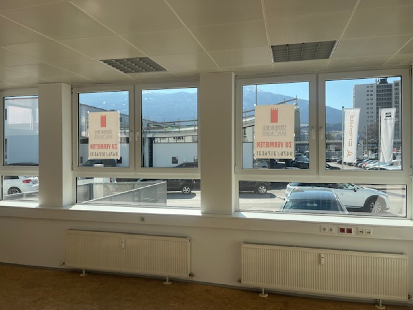 Helles Geschäftslokal/Büro mit großer Lagerfläche