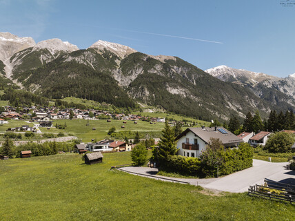 Arlbergblick & Wohngefühl – Ein Haus mit Charakter und Perspektive