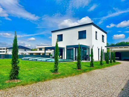 "PREISREDUKTION" Luxuriöses Einfamilienhaus m Pool, hohem Wohnkomfort, nachhaltiger Energieeffizienz