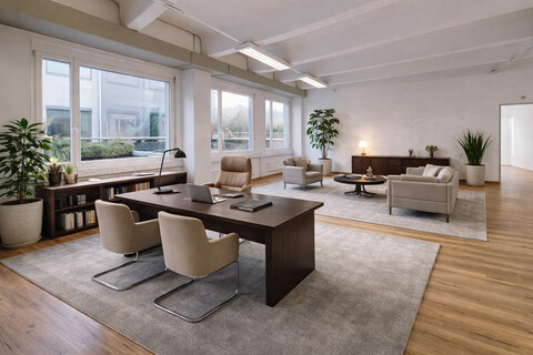 lichtdurchflutetes Büro bei der Autobahnabfahrt Hall-West