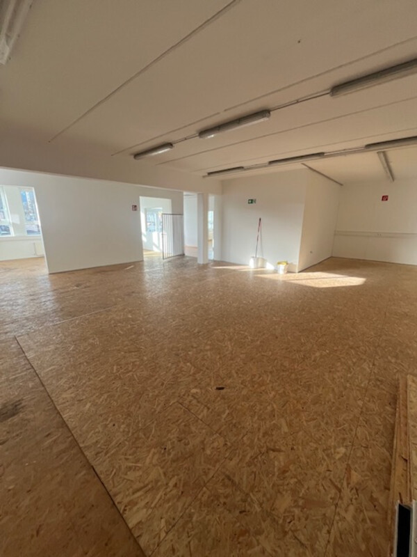 Helles Geschäftslokal/Büro mit großer Lagerfläche