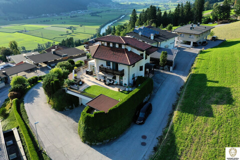 Traumhaftes, elegantes und großzügiges Wohnhaus in ruhiger Sonnenlage mit Panoramablick auf das Zillertal