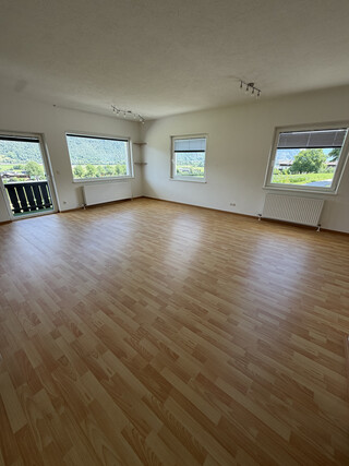 *** Dreizimmer-Wohnung 94 m²/ € 1.500 inkl. BK, Balkon und einem Autoabstellplatz im Freien ***