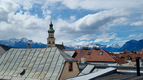 Altstadt Hall - Dachgeschoßwohnung mit Geschichte
