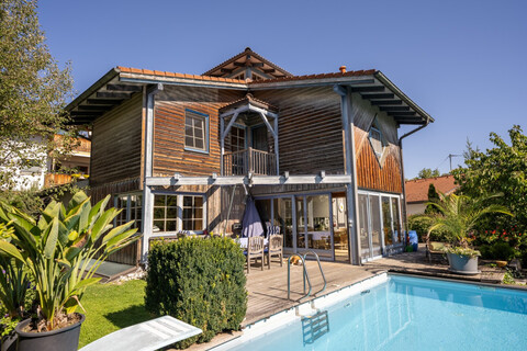 Hier wird Wohnen zum Genuss! Stilvolle Architektenvilla mit Pool in Sonnenlage mit Gartengrundstück