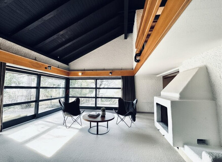 Haus in Mils: Stilvolle Design-Ikone der späten 70er mit großzügigem Garten und Garage – voll unterkellert (ca.75 m²)