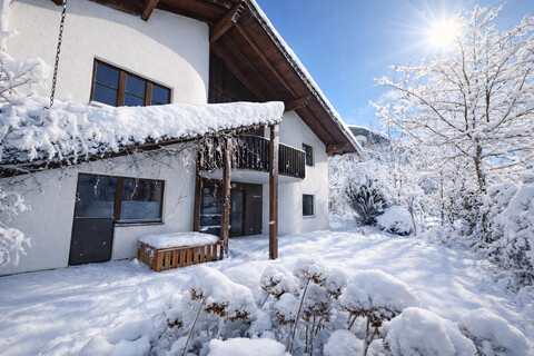 Sonniges Wohnen in Omes - Landhaus mit hübschem Garten - Zwei Parteien Haus 