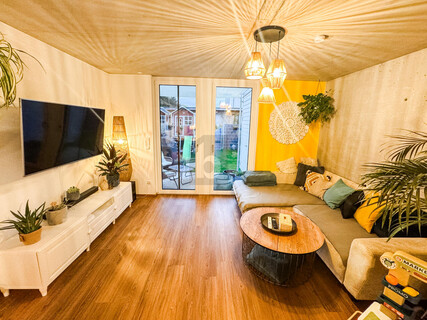 MODERNES REIHENHAUS IN RUHELAGE