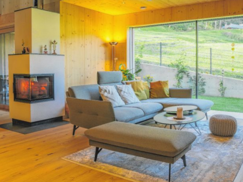 Wenn zwei Baukörper miteinander verschmelzen und mehreren Generationen aus einer Familie ein schönes Zuhause bieten, haben sich deren Wohnträume in Natters erfüllt.