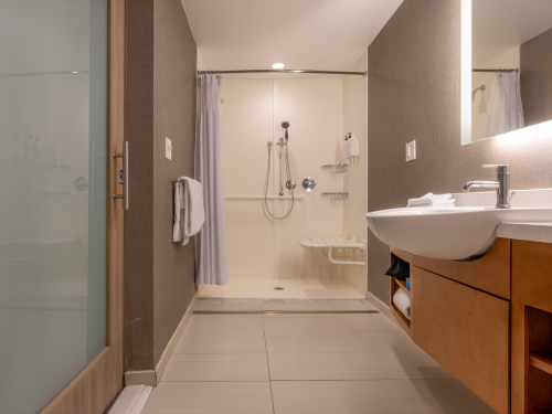 Im Bad lauern viele Gefahren für ältere Menschen. Mit überschaubarem Aufwand kann es sicher und komfortabel gestaltet werden.