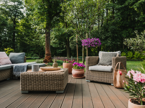 Draußen ist das neue Drinnen. Es herrscht Hochbetrieb auf Terrassen und Balkonen. Da will man es sich doch besonders schön machen.