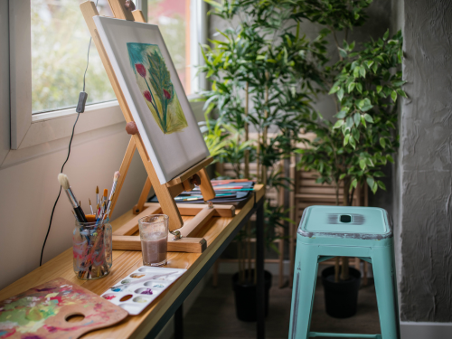 Wie in ihrer Wohnung in Amras unschwer zu erkennen, setzt die Kunstvermittlerin und vielfache Kuratorin Karin Pernegger bei ihren vielen Bildern, ihren Möbeln und ihrer Garderobe auf Qualität.