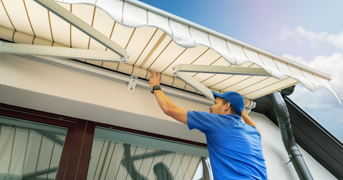 Soll die Wohnung bei Hitze möglichst kühl bleiben, sind außen liegende Sonnenschutzlösungen erste Wahl.