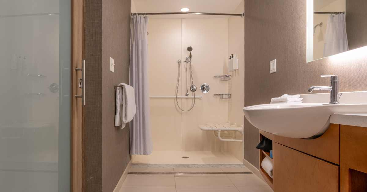 Im Bad lauern viele Gefahren für ältere Menschen. Mit überschaubarem Aufwand kann es sicher und komfortabel gestaltet werden.