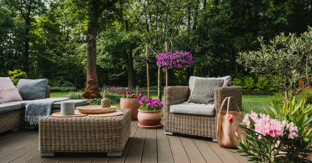 Draußen ist das neue Drinnen. Es herrscht Hochbetrieb auf Terrassen und Balkonen. Da will man es sich doch besonders schön machen.