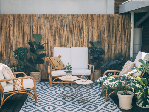 Eyecatcher für draußen sollten nicht nur gut ausschauen und eben alle Blicke auf sich lenken, sondern auch bequem und praktisch sein. In der Dämmerung sorgen Lichtakzente für die richtige Stimmung.