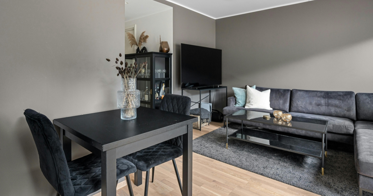 Schwarz gilt gemeinhin als die ultimative Nicht-Farbe, ist aber aus der Interieurszene seit ewigen Zeiten nicht wegzudenken, denn Schwarz ist absolut kompatibel mit so ziemlich allen Farben und besticht auch solo.