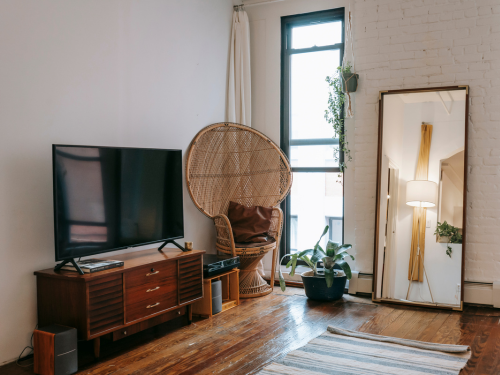 Der moderne Hütten-Wohnraum wirkt wie eine Balance aus Tradition und zeitgenössischem Charme.