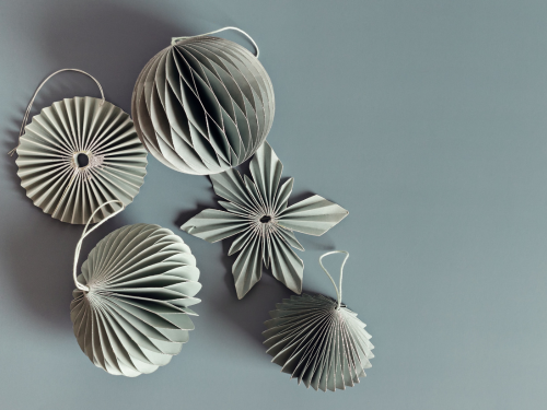 Wenn der Schmuck für Baum, Kranz und Co. trendig sein soll, sorgen Papier und andere Naturmaterialien für einen neuen Look.