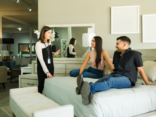 Ein Auto fährt man Probe, hier liegt man Probe. Und das ist nicht alles: Der Kauf eines Bettes will gut vorbereitet sein.