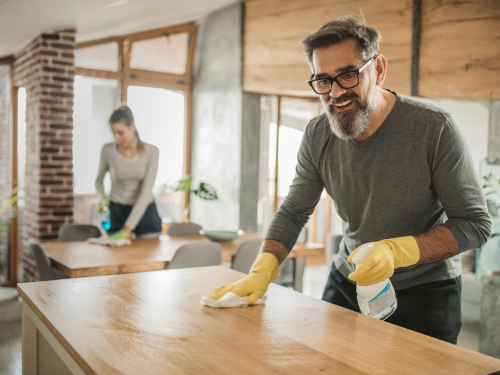 Das große Putzen ist angesagt. Psychologin Brigitte Bösenkopf erklärt, wann der Frühjahrsputz unserer Psyche hilft und wann eher nicht.