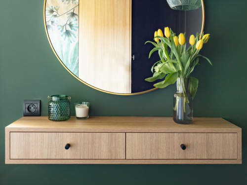 Küchen und Aufbewahrungsmodule neigen neuerdings dazu, zu schweben und dem aktuellen Einrichtungsstil eine satte Portion Bodenfreiheit zu gestatten – Dänemark und Portugal lassen grüßen.