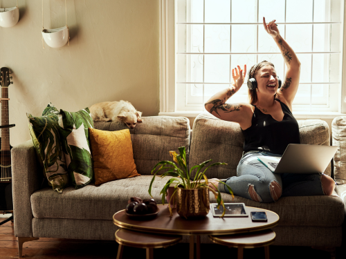 Laute Schritte aus der Wohnung über einem, Hundegebell oder Türknallen. Hier einige Tipps, was man gegen solchen Lärm tun kann.