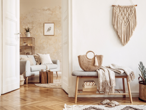 Terracotta und andere Erdtöne dienen als Grundlage für den Wohnraum im Herbstgewand. Kombiniert mit Einrichtungsstücken im dezenten Boho-Stil wird das Zuhause zur gemütlichen Oase.