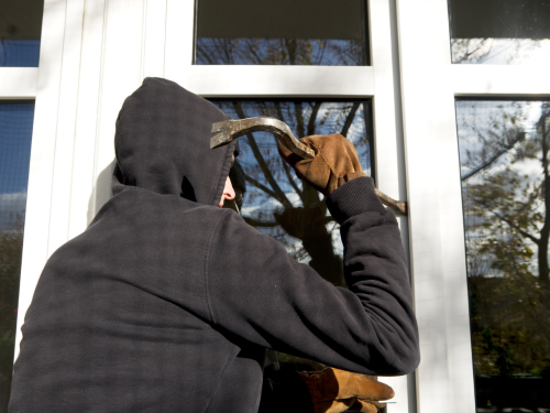 Im Sommer stehen viele Häuser und Wohnungen leer. Oft haben Einbrecher ein leichtes Spiel. Mit nur wenigen Maßnahmen kann der Wohnraum sicherer gemacht werden.