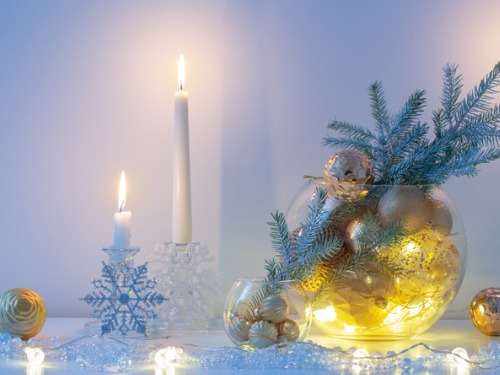 Im Jahr 2019 war sie die Trendfarbe, aber im Winter hat sie irgendwie immer Saison: Eisblau punktet mit Understatement.