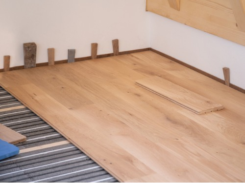 Bis zu 10 Prozent des Energieverbrauchs lassen sich mit einer Fußbodenheizung einsparen. Beim passenden Fußbodenbelag hat man zwar die freie Auswahl, einige Beläge können aber die Effizienz verringern