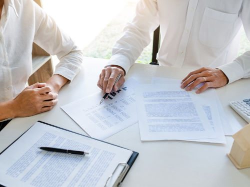 Mit der Beratung durch einen Rechtsanwalt oder Notar ist man beim Grundstücksverkauf auf der sicheren Seite.