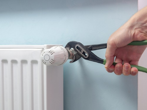 In letzter Zeit sind die Kosten für Gas, Öl und Strom sprunghaft gestiegen. Mit diesen einfachen Ratschlägen können Haushalte in der nächsten Heizperiode ganz leicht Geld sparen.