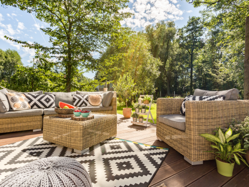 Sie sind nicht nur schön anzusehen, sondern auch praktisch, weil robust und wetterfest: Outdoor-Teppiche erfreuen sich immer größerer Beliebtheit und schaffen auch im Außenbereich eine wunderbar wohnliche Atmosphäre.