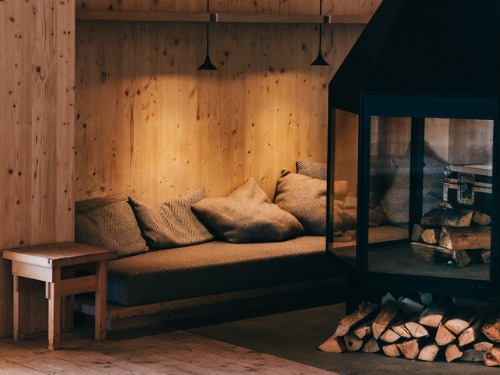 Wenn man von seinem Lieblingsplätzchen aus beobachtet, wie es draußen schneit, hat das einen besonders gemütlichen Charakter.