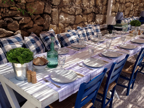 Urlaubsgefühle im eigenen Zuhause das ganze Jahr über? Das funktioniert mit der richtigen Farbpalette, natürlichen Materialien, luftigen Textilien und passenden Dekoelementen.